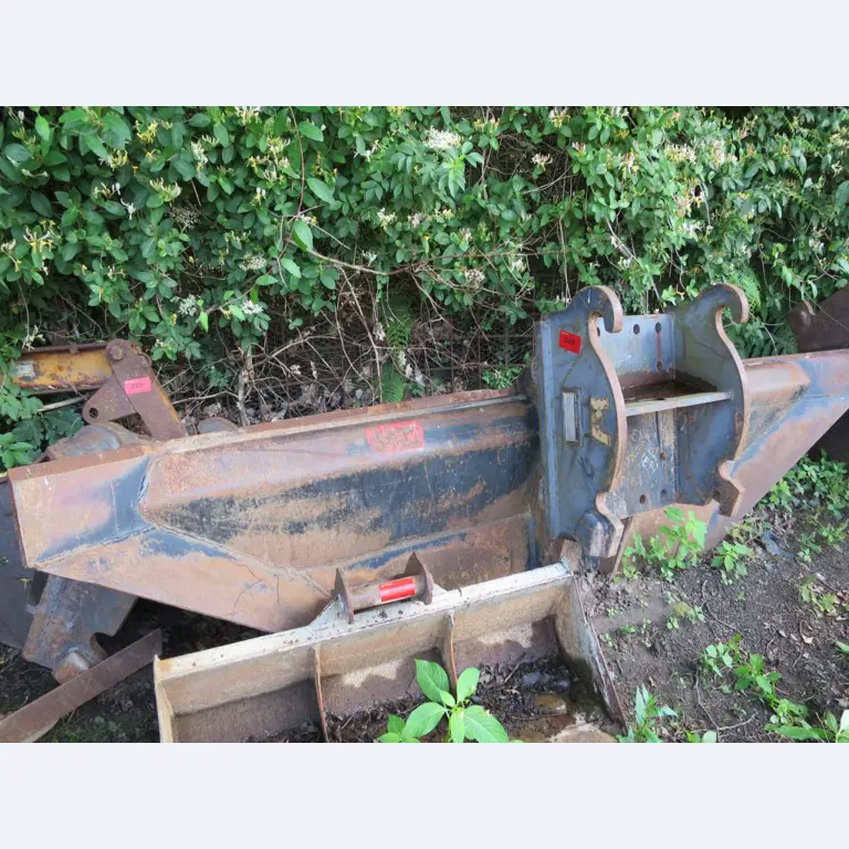 dobro vzdrževani gradbeni stroji, oprema za gradbene stroje in vozila.-1