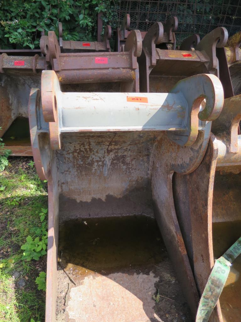 well-maintained construction machinery, equipment and vehicles-1