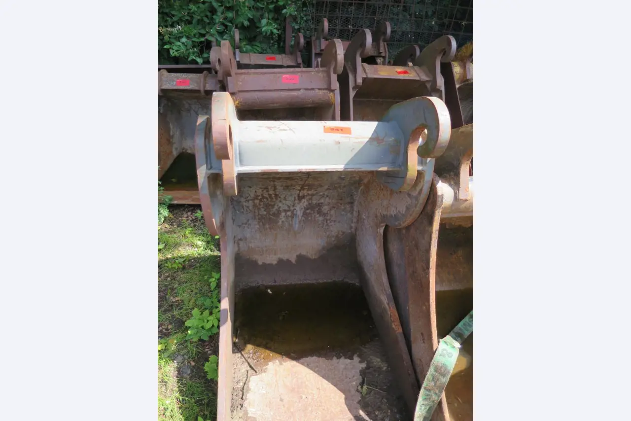 des machines de chantier entretenues, des accessoires pour machines de chantier ainsi que des véhicules-1