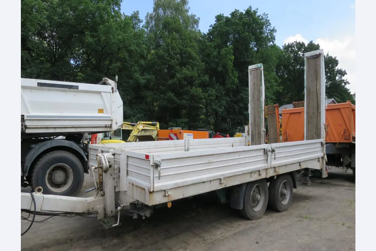 dobro vzdrževani gradbeni stroji, oprema za gradbene stroje in vozila.-2