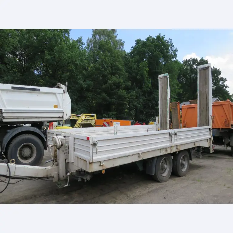 dobro vzdrževani gradbeni stroji, oprema za gradbene stroje in vozila.-2