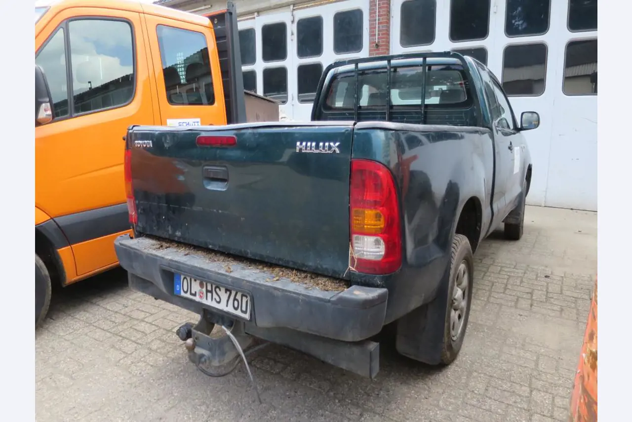 dobro vzdrževani gradbeni stroji, oprema za gradbene stroje in vozila.-2