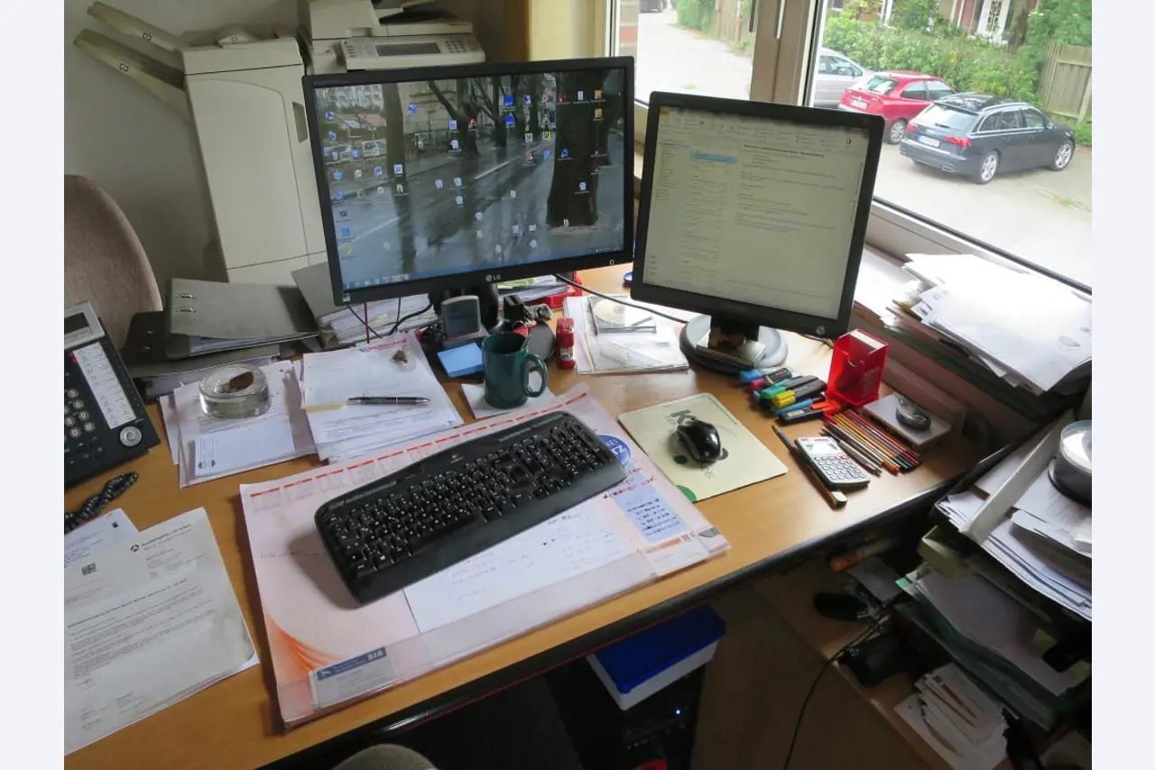 dobro vzdrževani gradbeni stroji, oprema za gradbene stroje in vozila.-2