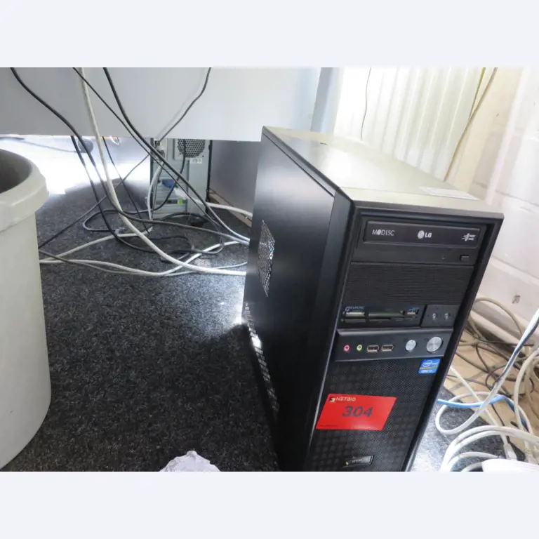 dobro vzdrževani gradbeni stroji, oprema za gradbene stroje in vozila.-1