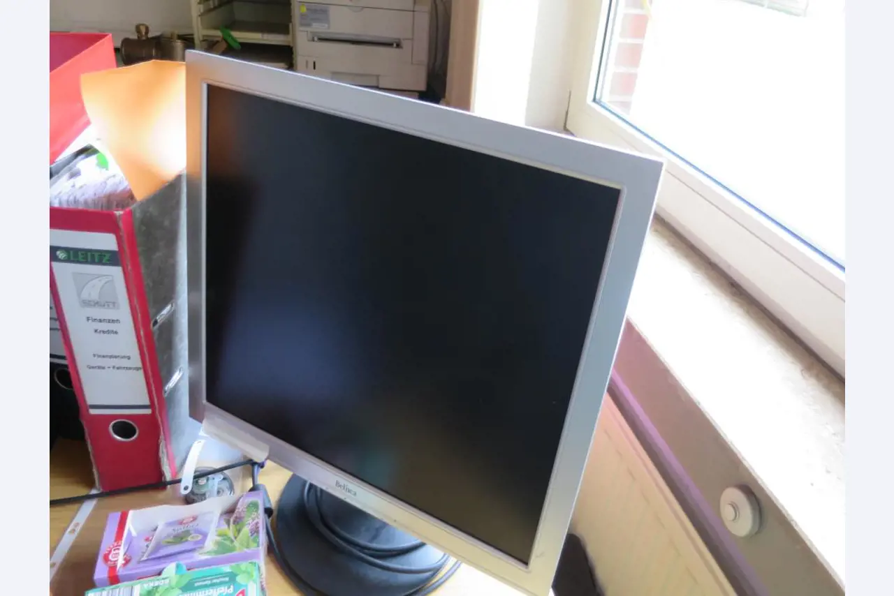 dobro vzdrževani gradbeni stroji, oprema za gradbene stroje in vozila.-2