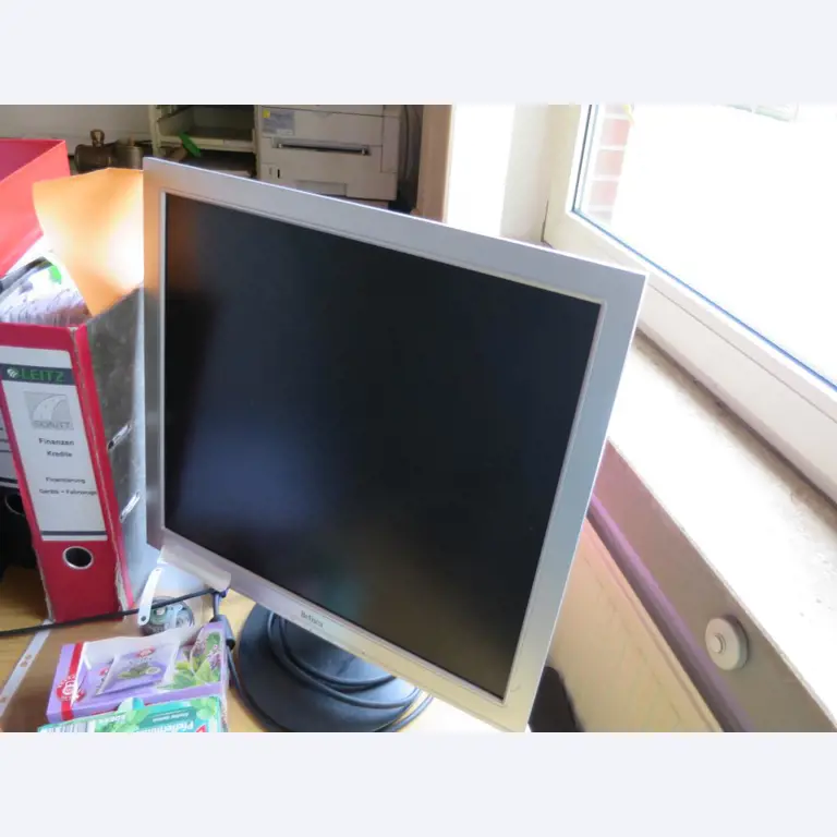 dobro vzdrževani gradbeni stroji, oprema za gradbene stroje in vozila.-2