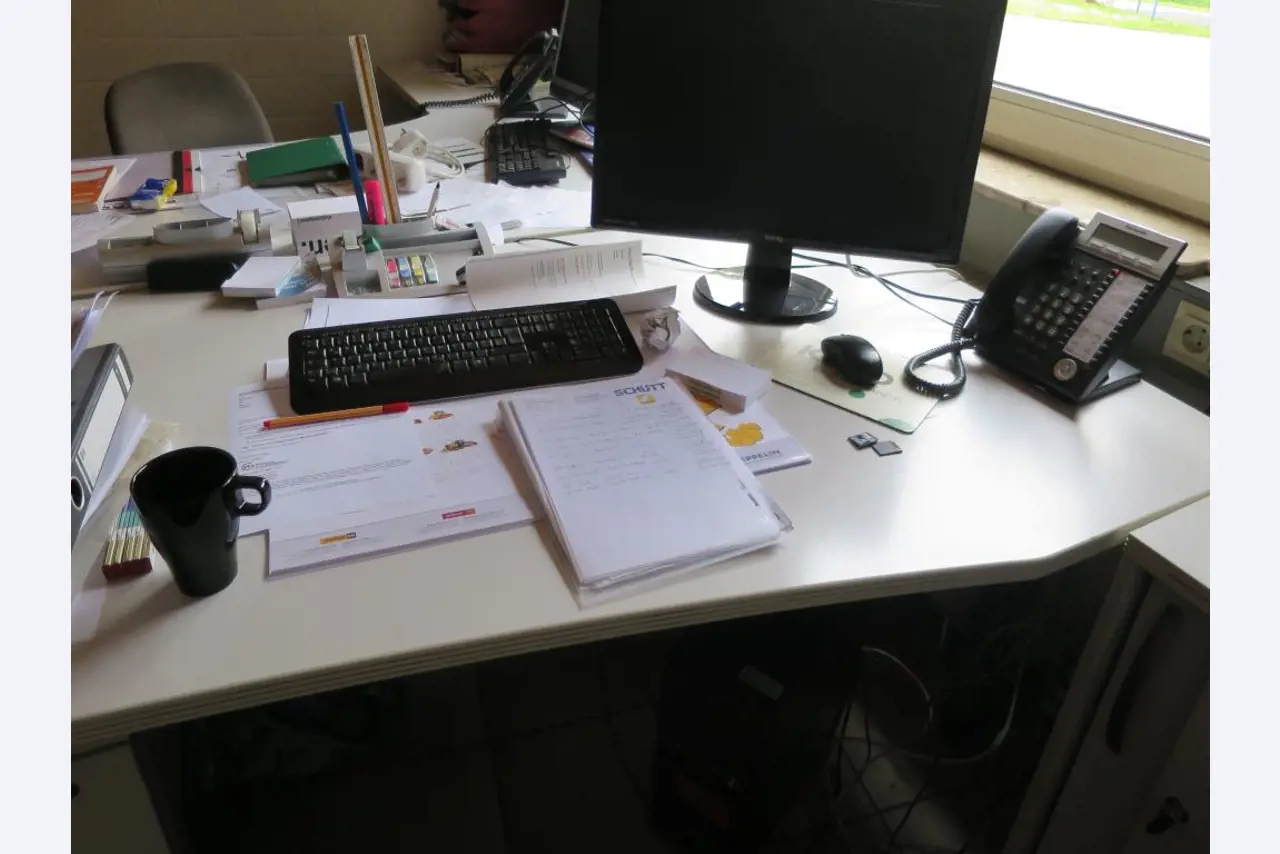 dobro vzdrževani gradbeni stroji, oprema za gradbene stroje in vozila.-2