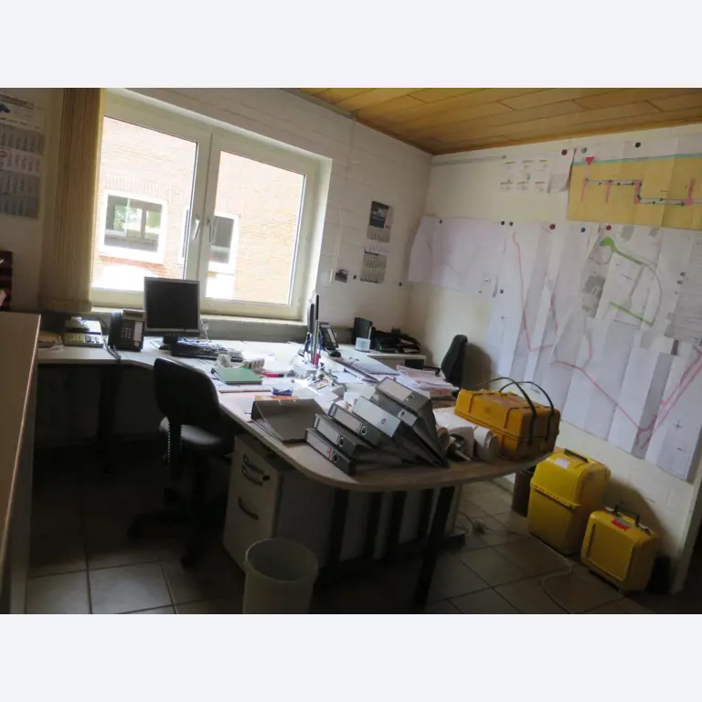 dobro vzdrževani gradbeni stroji, oprema za gradbene stroje in vozila.-1