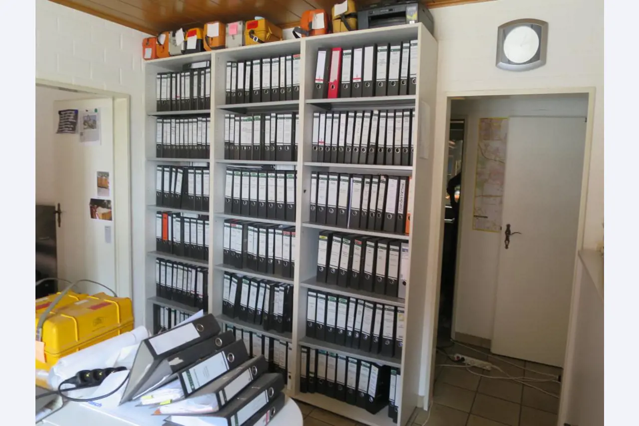 dobro vzdrževani gradbeni stroji, oprema za gradbene stroje in vozila.-2