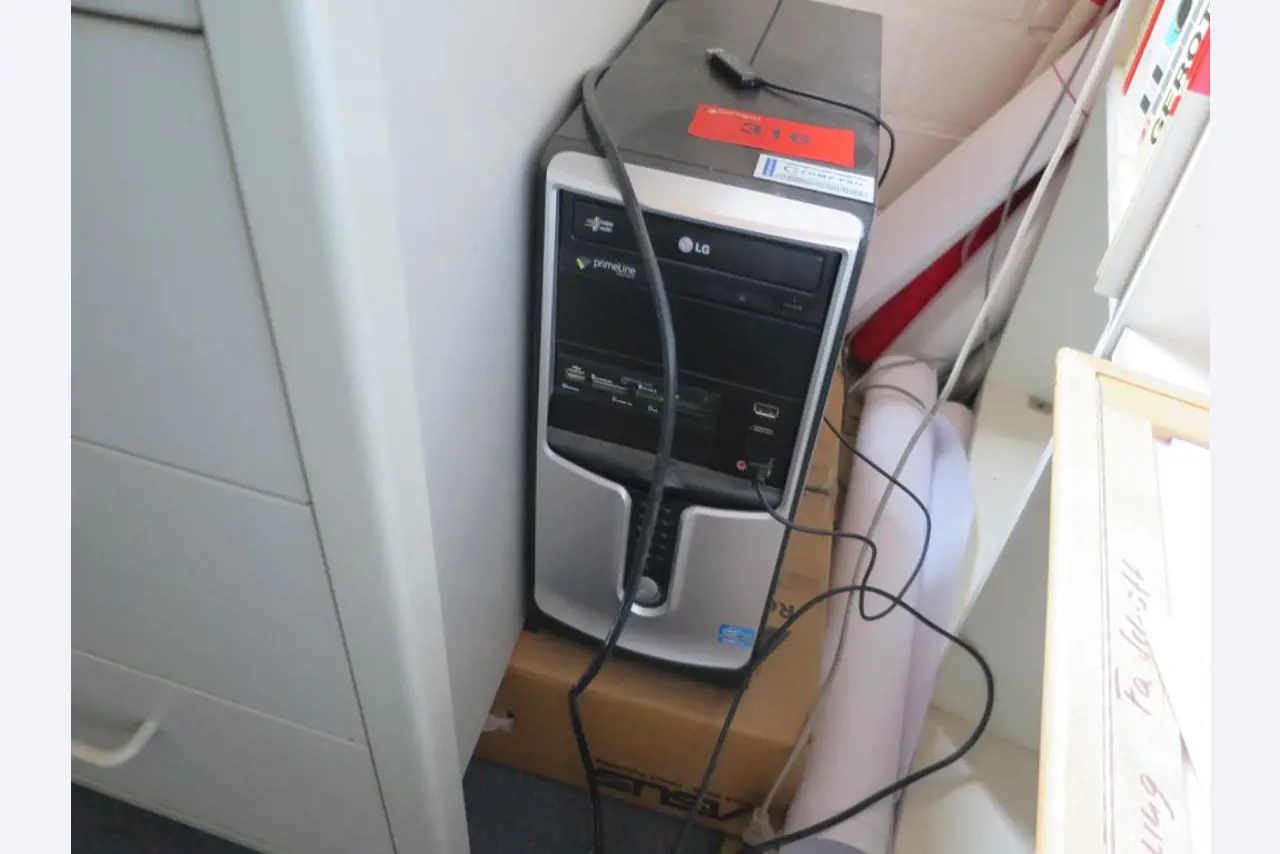 dobro vzdrževani gradbeni stroji, oprema za gradbene stroje in vozila.-1