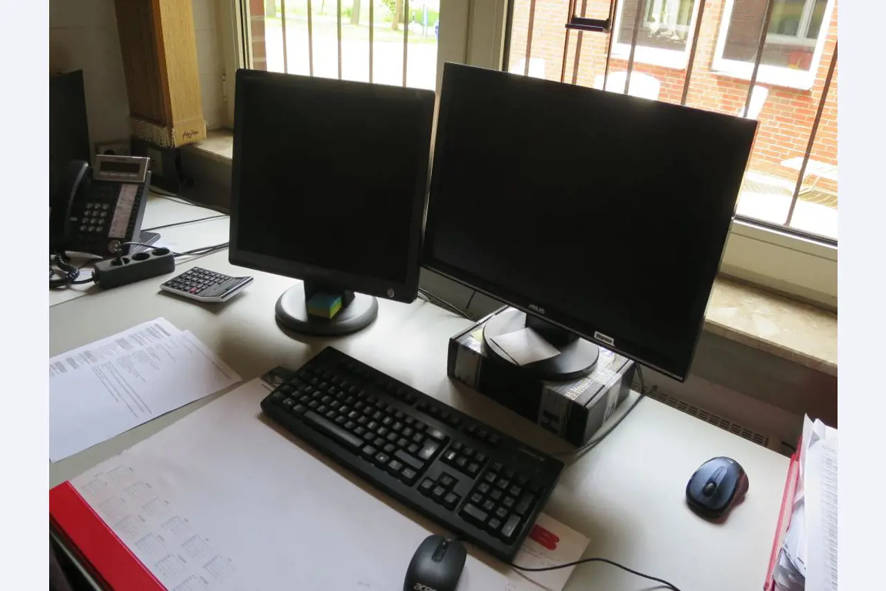 dobro vzdrževani gradbeni stroji, oprema za gradbene stroje in vozila.-2