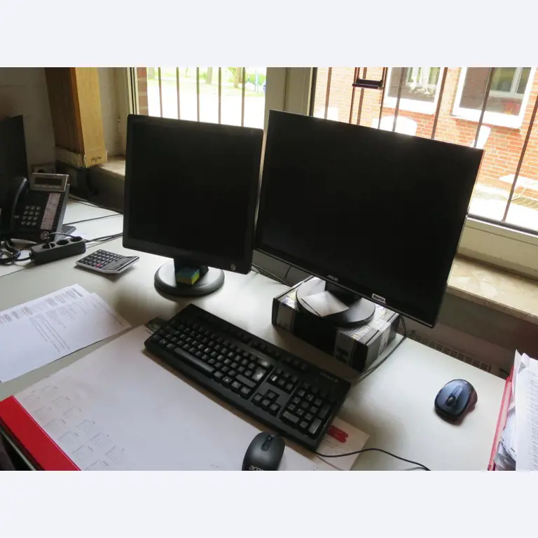 dobro vzdrževani gradbeni stroji, oprema za gradbene stroje in vozila.-2