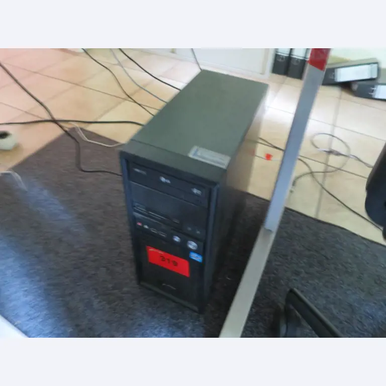 dobro vzdrževani gradbeni stroji, oprema za gradbene stroje in vozila.-1