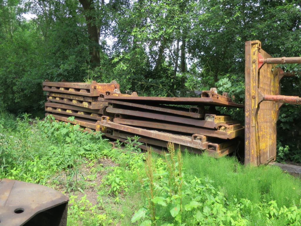 des machines de chantier entretenues, des accessoires pour machines de chantier ainsi que des véhicules-1