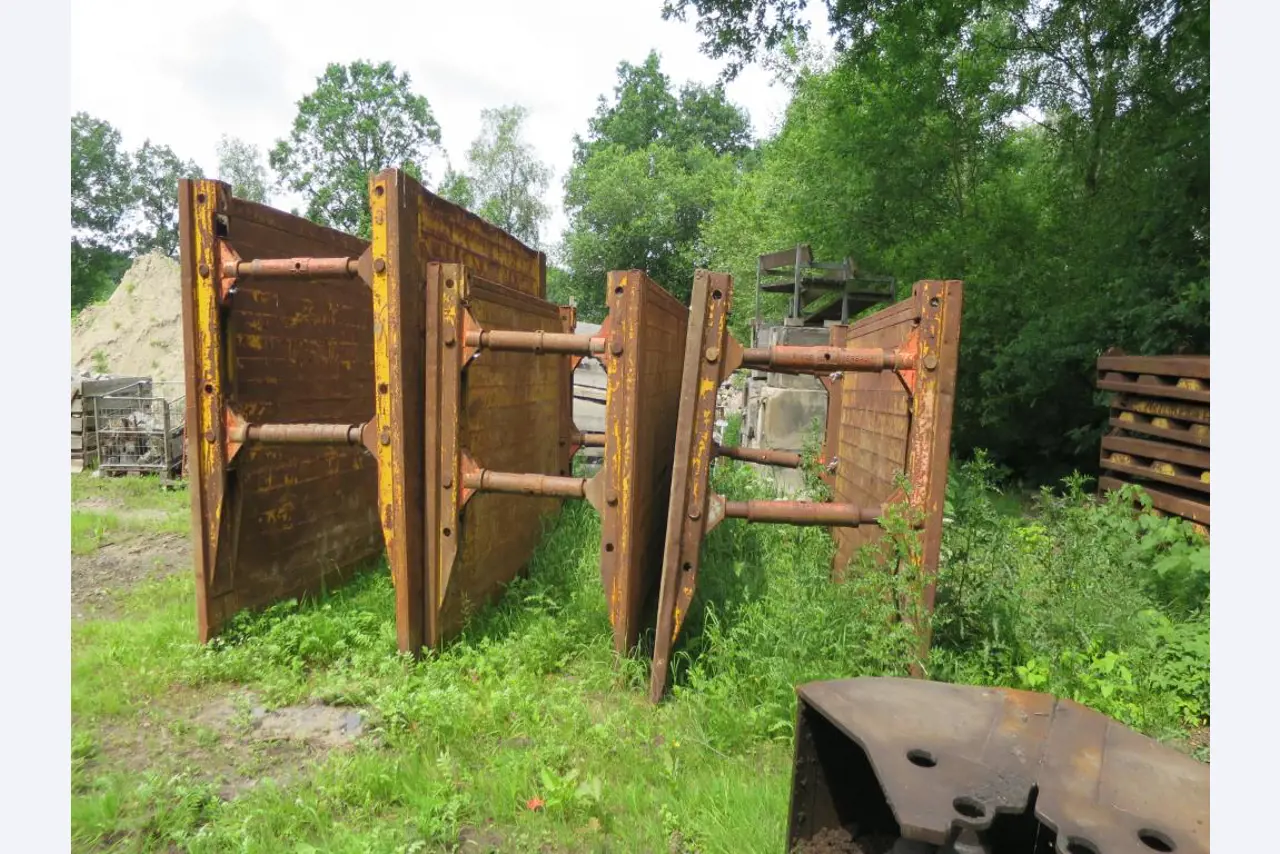 dobro vzdrževani gradbeni stroji, oprema za gradbene stroje in vozila.-2