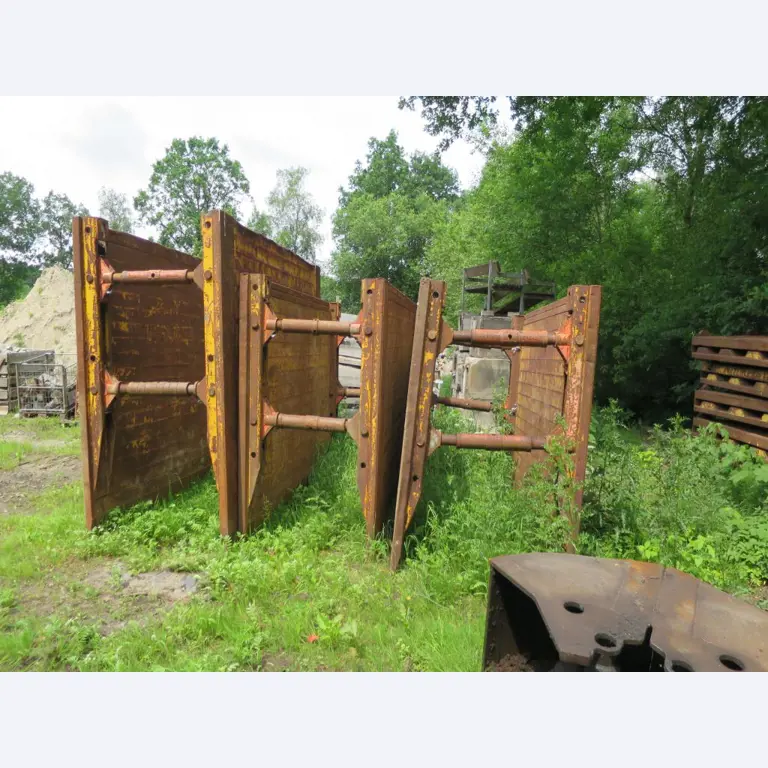 dobro vzdrževani gradbeni stroji, oprema za gradbene stroje in vozila.-2