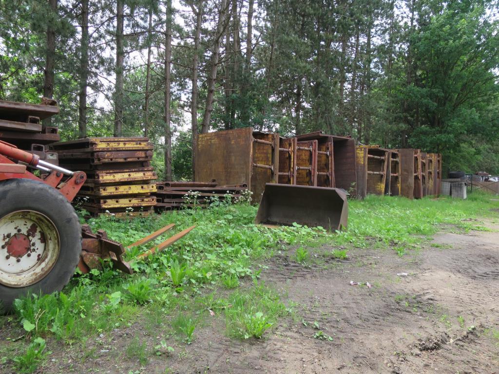 des machines de chantier entretenues, des accessoires pour machines de chantier ainsi que des véhicules-3