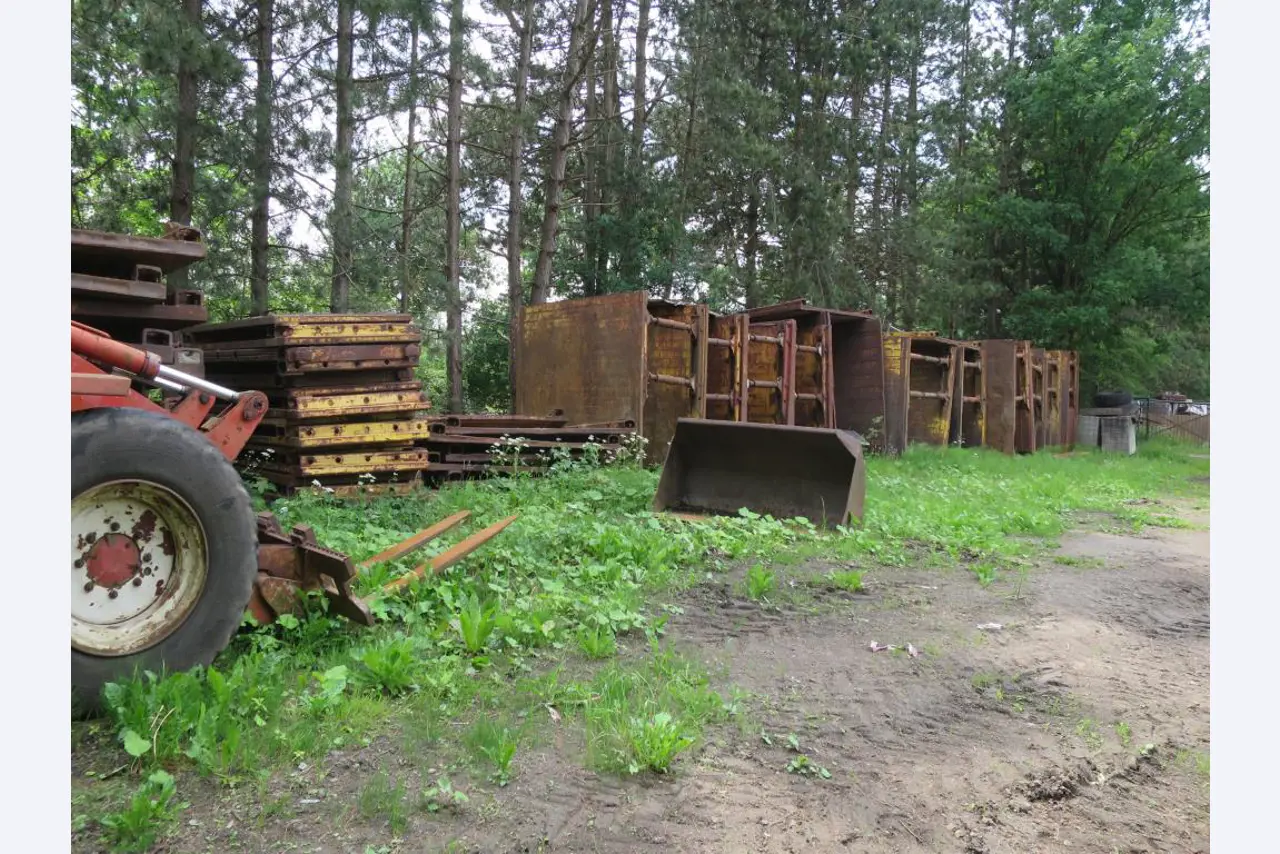 dobro vzdrževani gradbeni stroji, oprema za gradbene stroje in vozila.-3