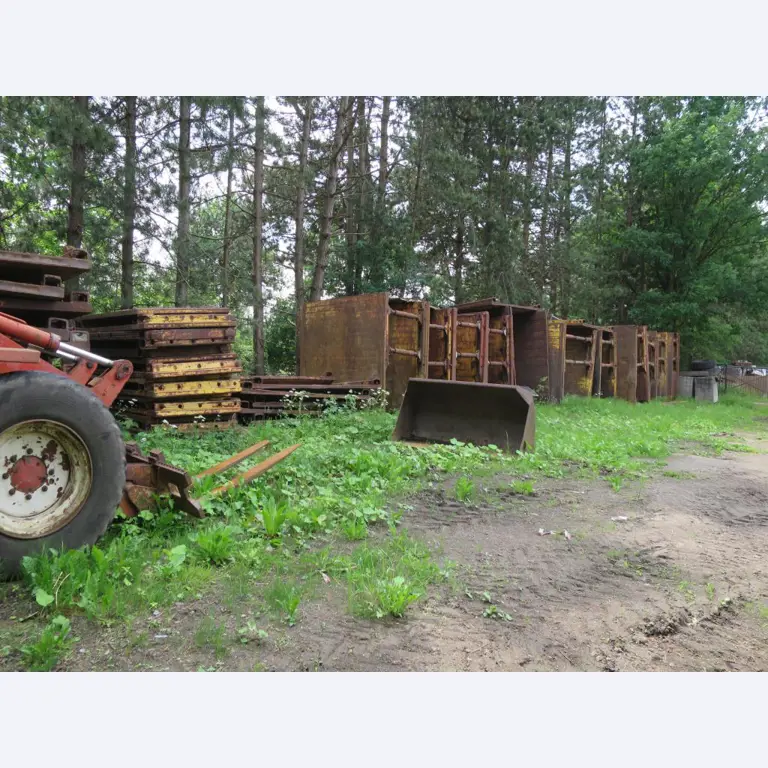 dobro vzdrževani gradbeni stroji, oprema za gradbene stroje in vozila.-3