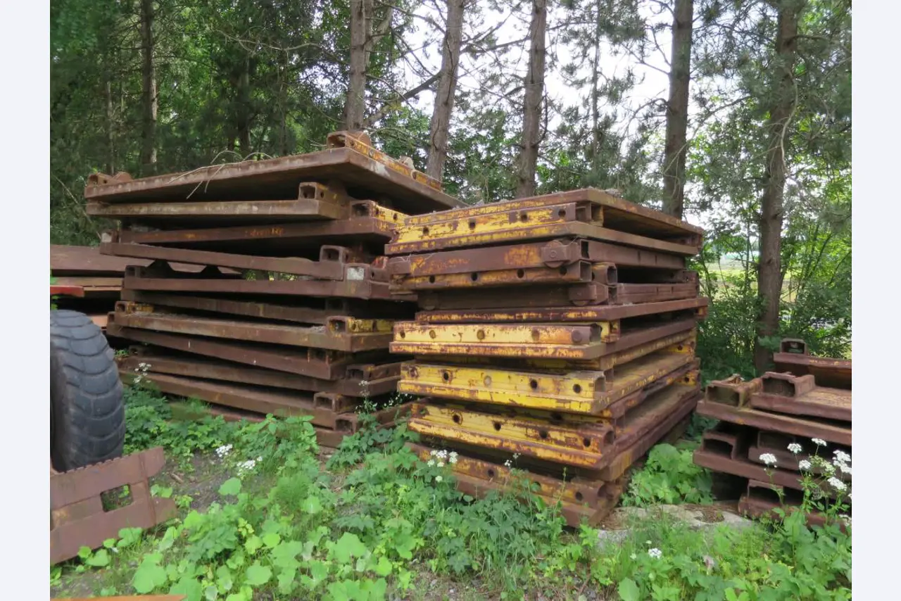 dobro vzdrževani gradbeni stroji, oprema za gradbene stroje in vozila.-4