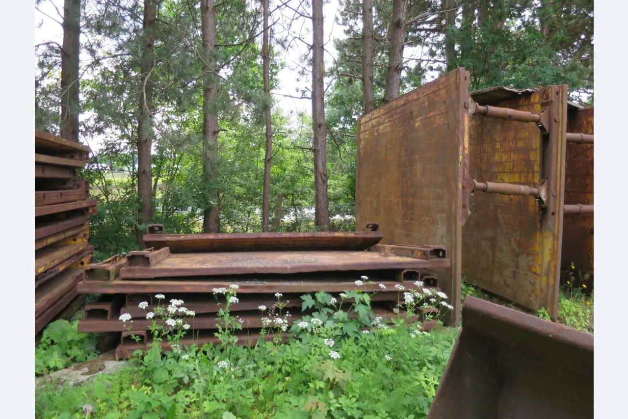 dobro vzdrževani gradbeni stroji, oprema za gradbene stroje in vozila.-5