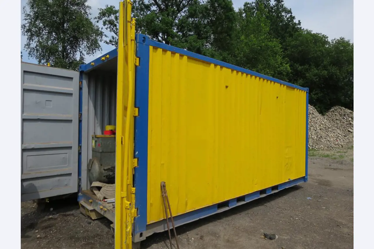 dobro vzdrževani gradbeni stroji, oprema za gradbene stroje in vozila.-2