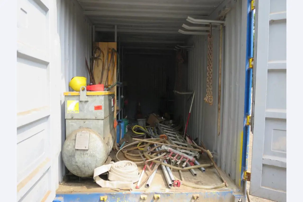 dobro vzdrževani gradbeni stroji, oprema za gradbene stroje in vozila.-3