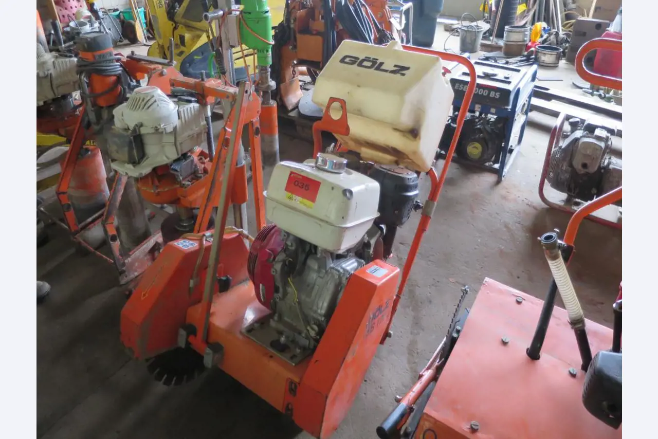 máquinas de construção, acessórios de máquinas de construção e veículos em bom estado de conservação-1