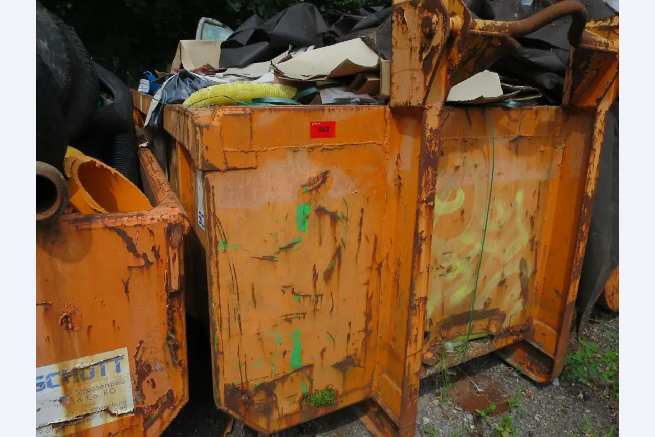 dobro vzdrževani gradbeni stroji, oprema za gradbene stroje in vozila.-1