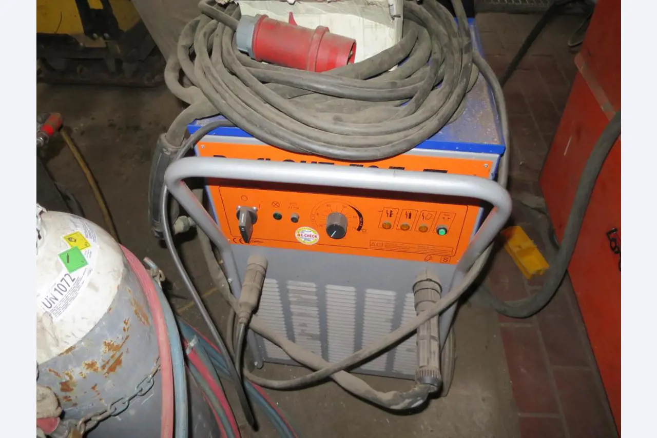 dobro vzdrževani gradbeni stroji, oprema za gradbene stroje in vozila.-1