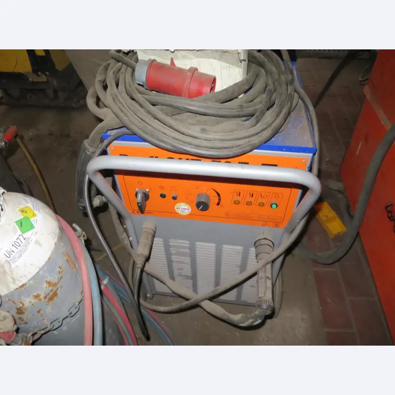 dobro vzdrževani gradbeni stroji, oprema za gradbene stroje in vozila.-1