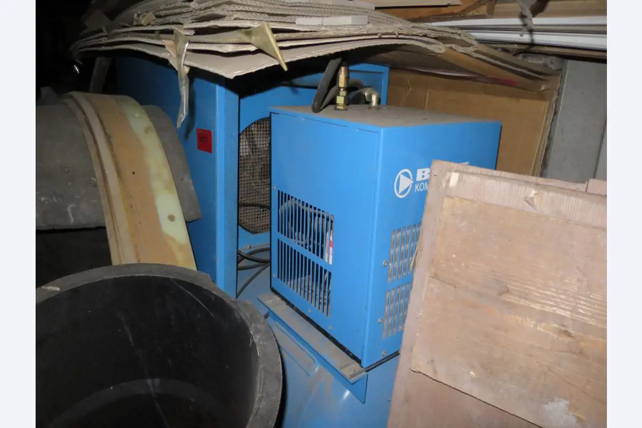 dobro vzdrževani gradbeni stroji, oprema za gradbene stroje in vozila.-1