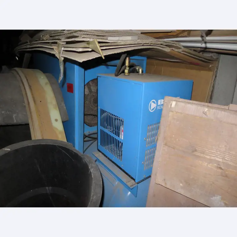 dobro vzdrževani gradbeni stroji, oprema za gradbene stroje in vozila.-1