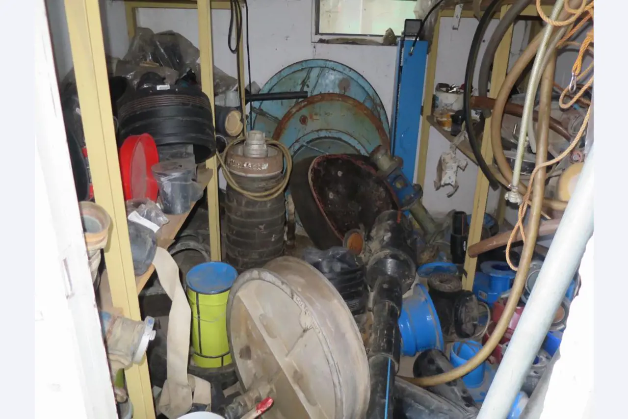 dobro vzdrževani gradbeni stroji, oprema za gradbene stroje in vozila.-1