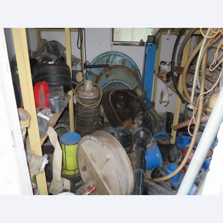 dobro vzdrževani gradbeni stroji, oprema za gradbene stroje in vozila.-1