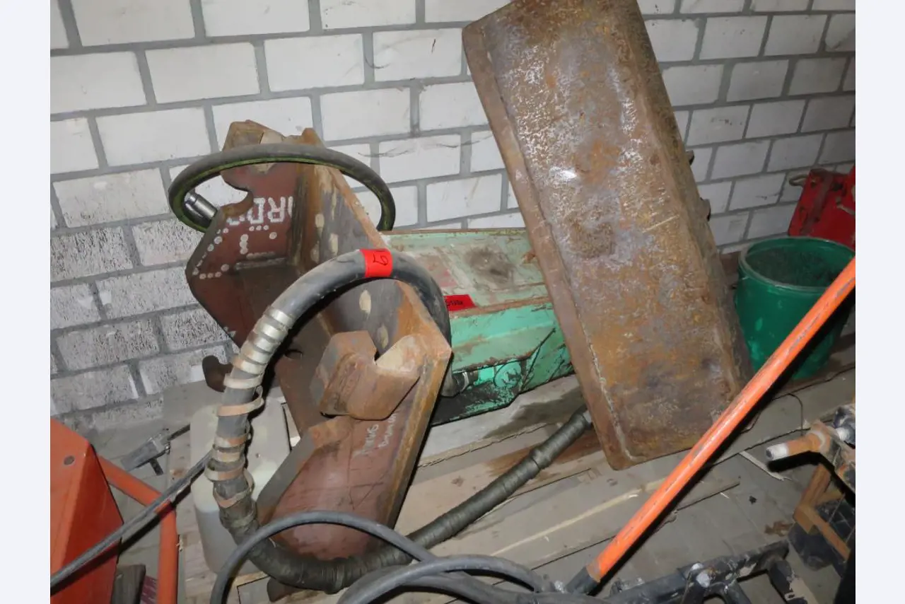 dobro vzdrževani gradbeni stroji, oprema za gradbene stroje in vozila.-1