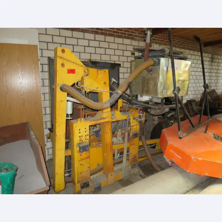 dobro vzdrževani gradbeni stroji, oprema za gradbene stroje in vozila.-1