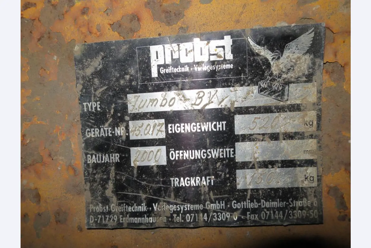 dobro vzdrževani gradbeni stroji, oprema za gradbene stroje in vozila.-2