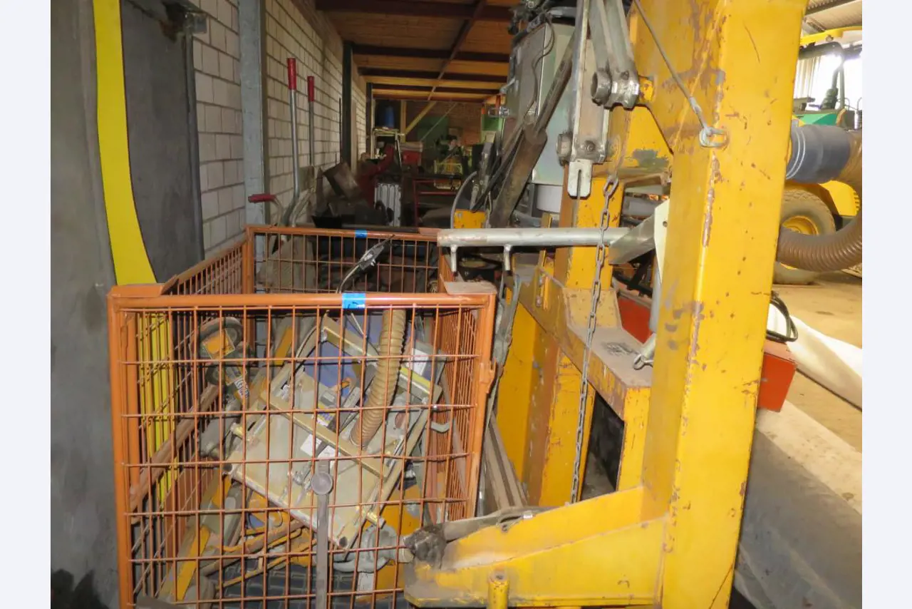 dobro vzdrževani gradbeni stroji, oprema za gradbene stroje in vozila.-3