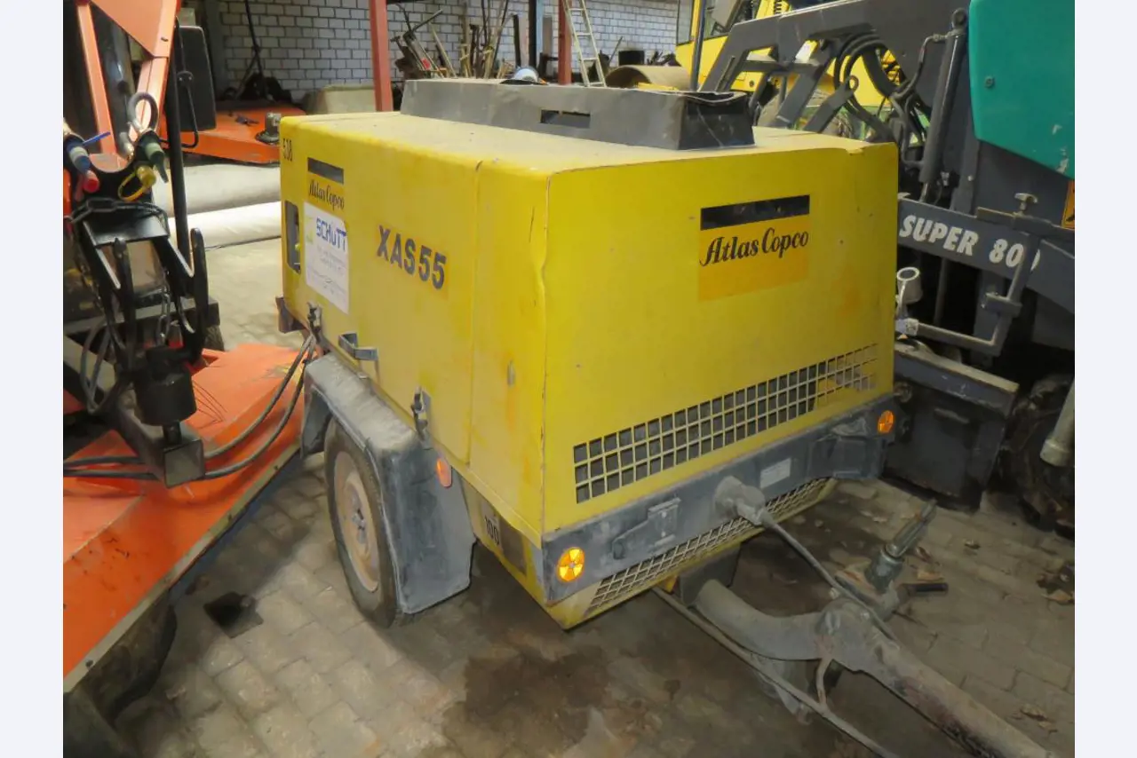 dobro vzdrževani gradbeni stroji, oprema za gradbene stroje in vozila.-1