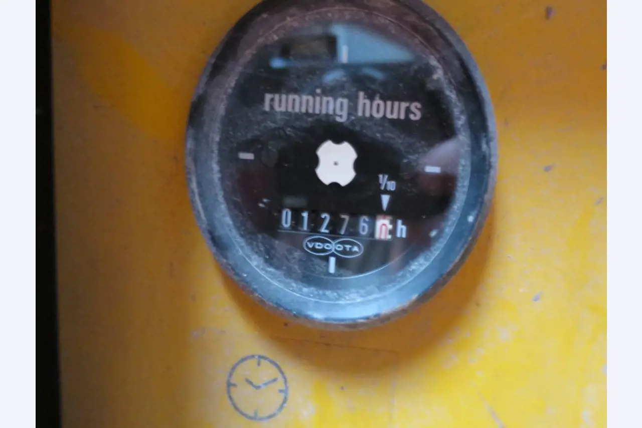 dobro vzdrževani gradbeni stroji, oprema za gradbene stroje in vozila.-2