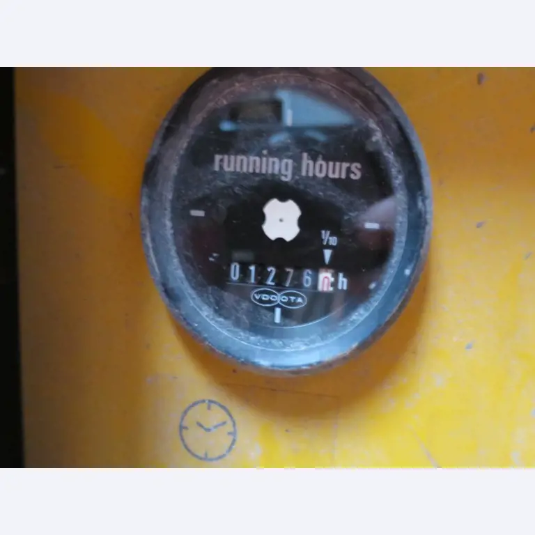 dobro vzdrževani gradbeni stroji, oprema za gradbene stroje in vozila.-2