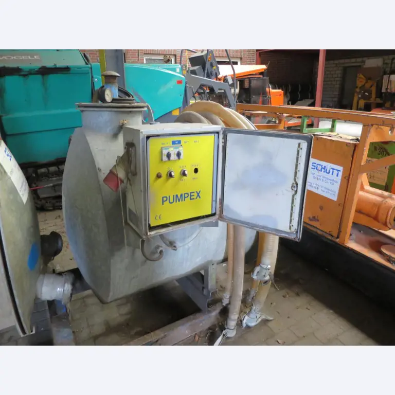 dobro vzdrževani gradbeni stroji, oprema za gradbene stroje in vozila.-1