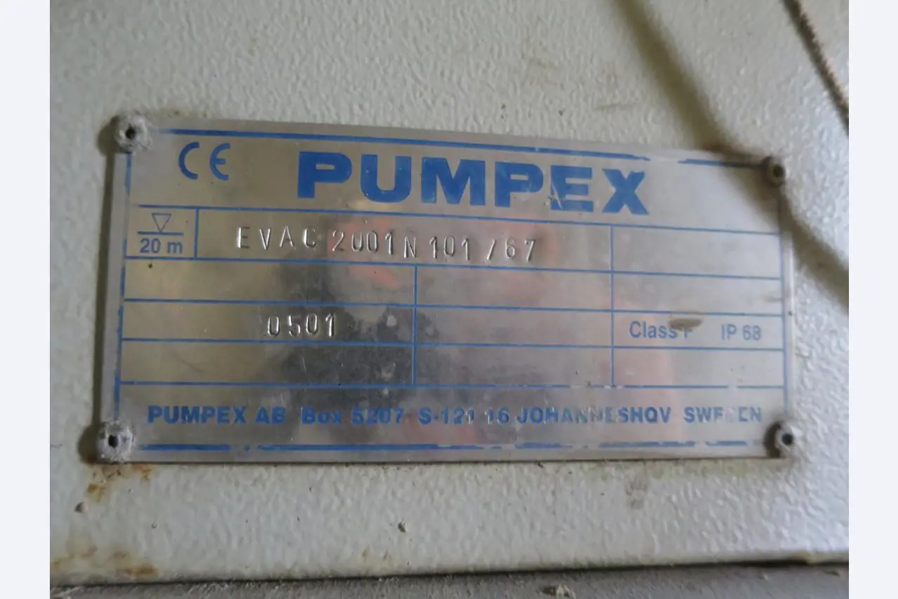 dobro vzdrževani gradbeni stroji, oprema za gradbene stroje in vozila.-2