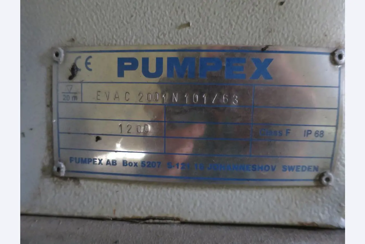 dobro vzdrževani gradbeni stroji, oprema za gradbene stroje in vozila.-2