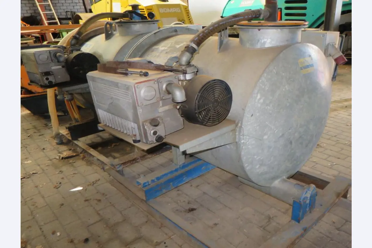 dobro vzdrževani gradbeni stroji, oprema za gradbene stroje in vozila.-3