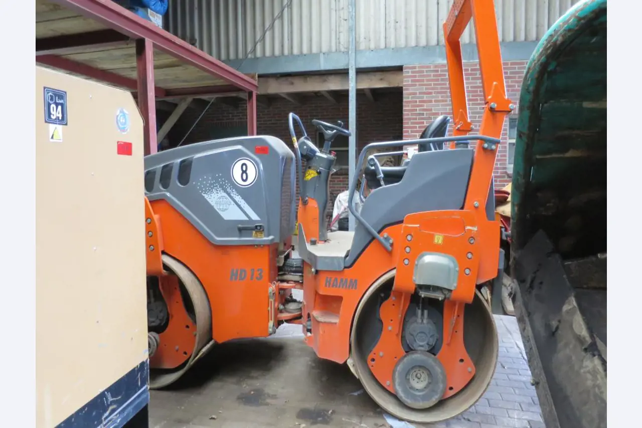 dobro vzdrževani gradbeni stroji, oprema za gradbene stroje in vozila.-2