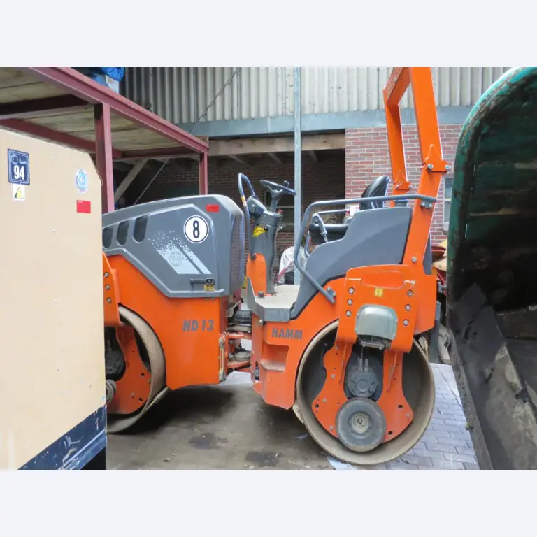 dobro vzdrževani gradbeni stroji, oprema za gradbene stroje in vozila.-2