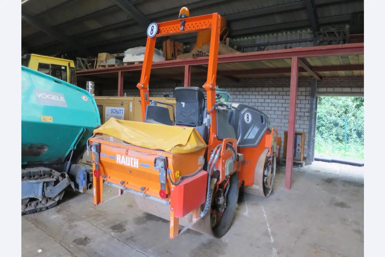 dobro vzdrževani gradbeni stroji, oprema za gradbene stroje in vozila.-3