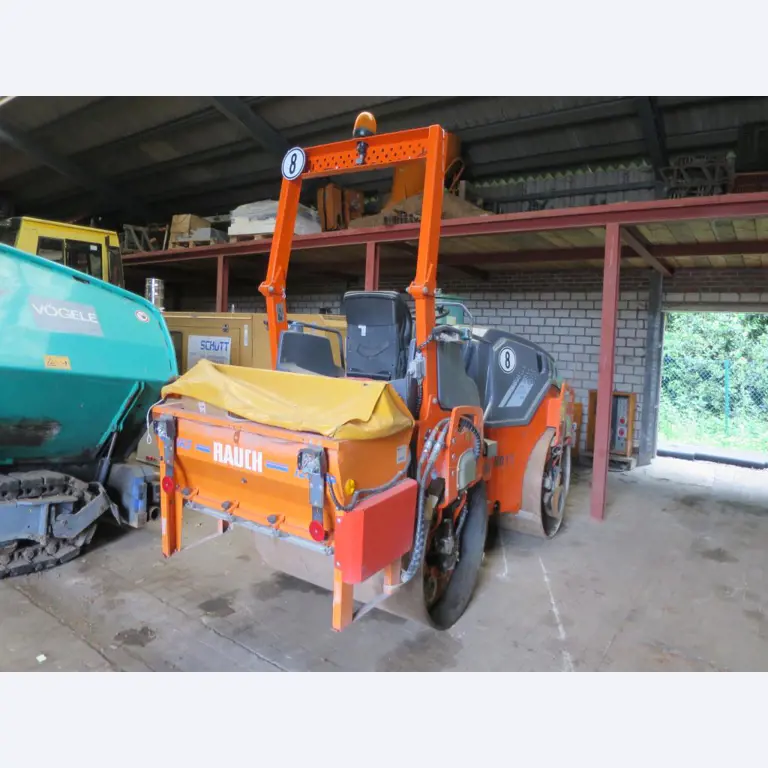 dobro vzdrževani gradbeni stroji, oprema za gradbene stroje in vozila.-3